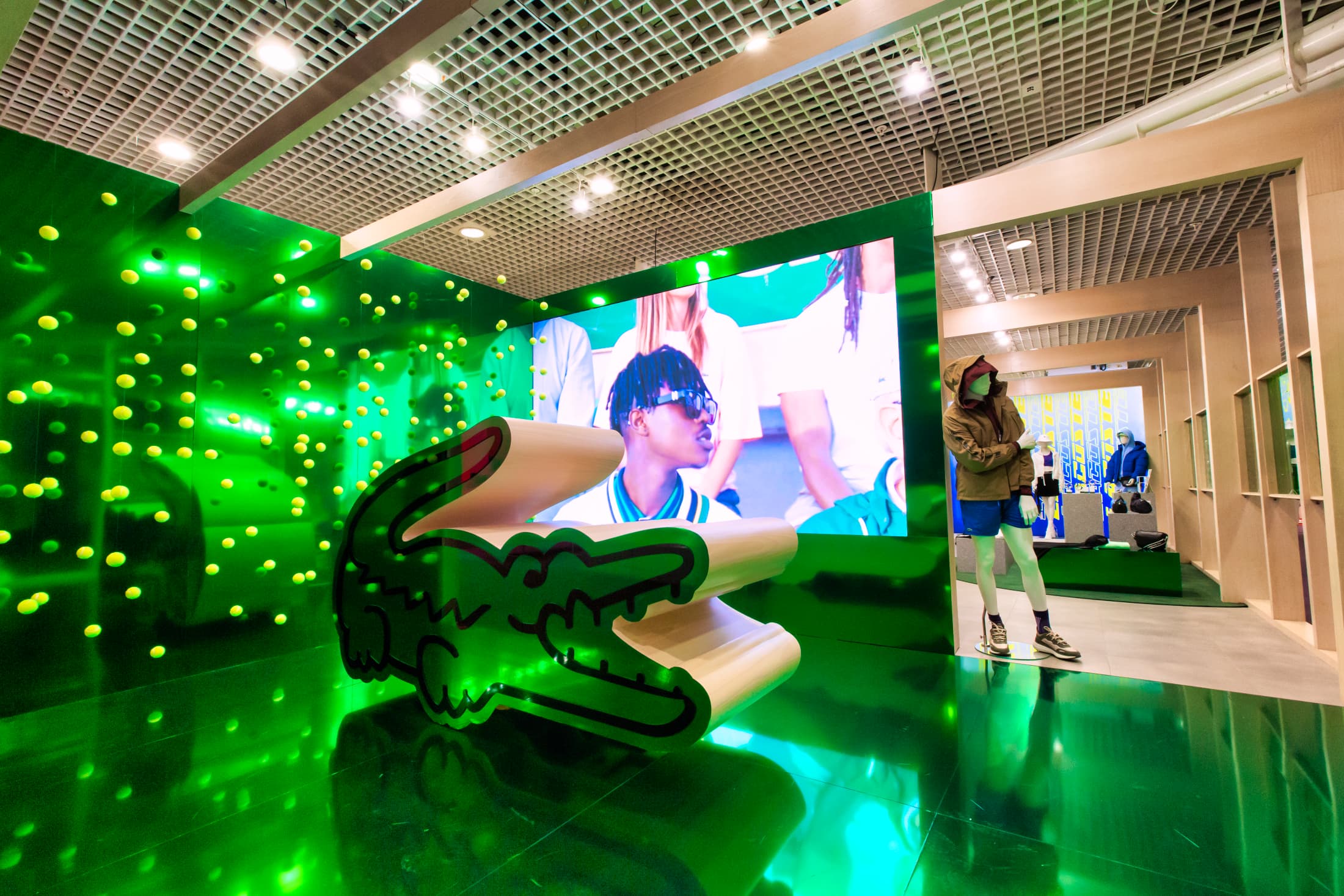 EG-Print_impression-sol-adhesif-dichroique_Stand_Lacoste_TFWA