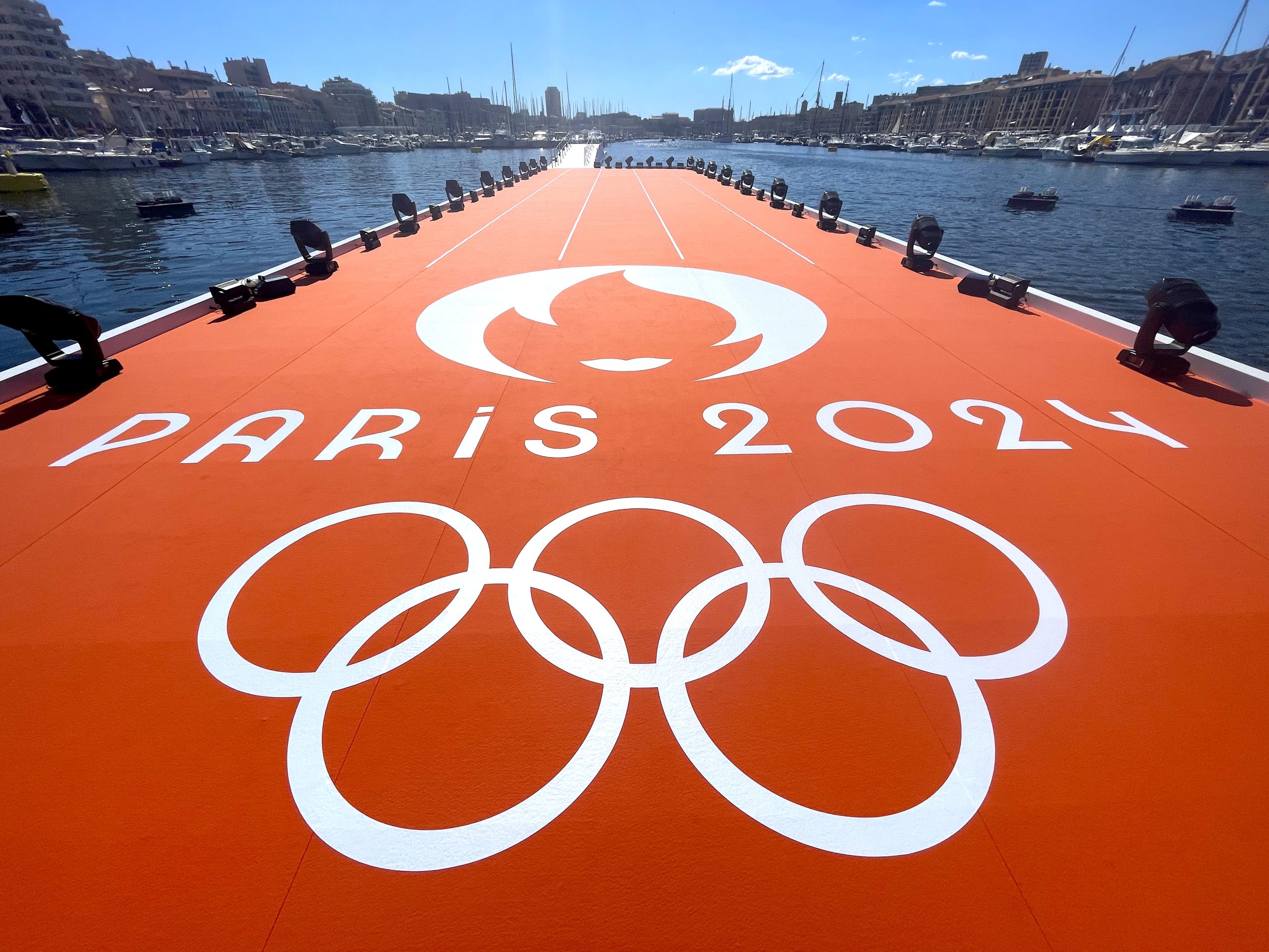 Exhibit-Group-pour-Aucop_arrivee-Flemme-Olympique-Marseille-logo-Paris2024